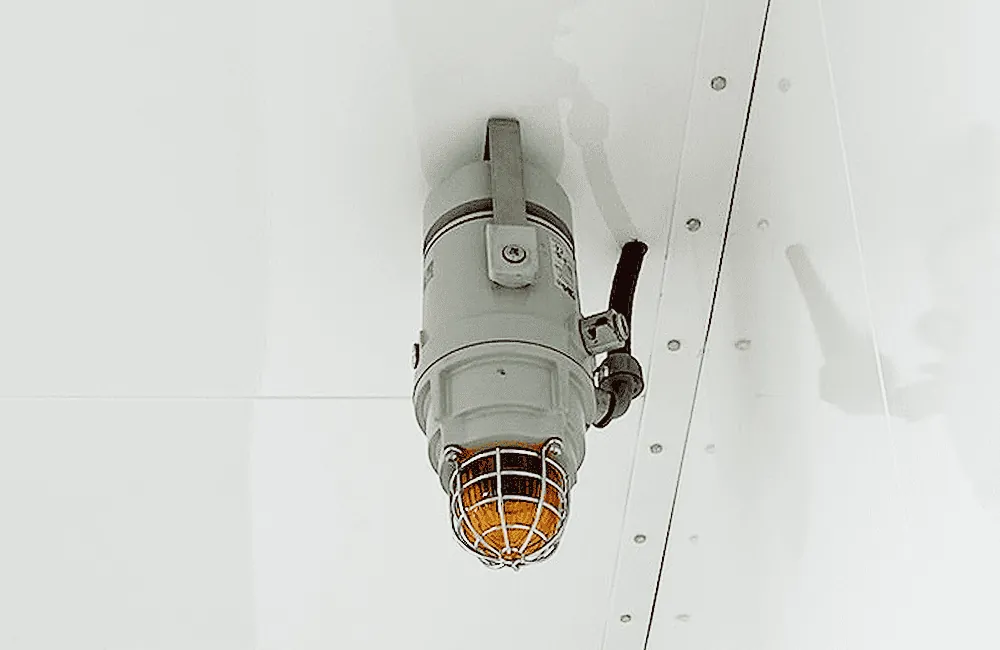 C1D1-rated explosion-proof lighting fixture
